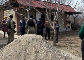 Жалал-Абадда милиция кызматкеринен 563 килограмм күкүрт кислотасы табылды