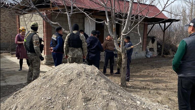 Жалал-Абадда милиция кызматкеринен 563 килограмм күкүрт кислотасы табылды