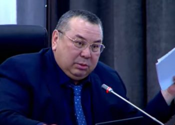 «Жогорку Кеңешти жоюп эле салгыла». Балбак Түлөбаев курултайга мыйзам чыгаруу демилгесин берүүгө каршы чыкты