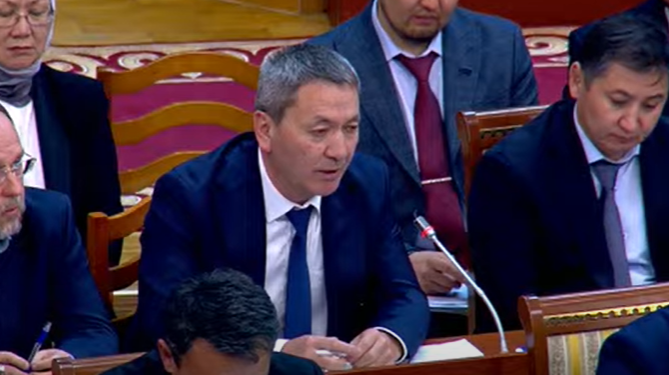 «Кумтөрдүн» президенти мурдагы жетекчиден 2,5 эсе аз айлык аларын айтты