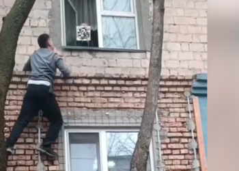 2-кабатта терезени ачып, чыгып алган баланын видеосун көрдүңүз беле? Аны куткарып калган адам тууралуу маалымат