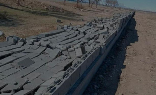 Шамалдан Ысык-Көлдөгү аэропорттун тосмосу кулап калган. Дайырбек Орунбеков түшүндүрмө берди