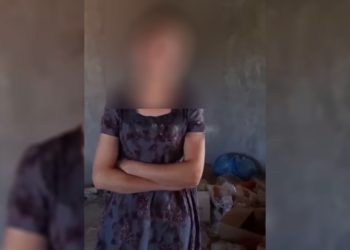 Өзбекстанда күйөөсүнүн ойношун тизелеткен аялга айып салынды (видео)