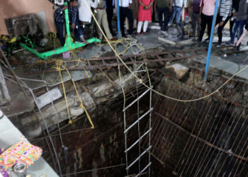 Индиядагы храмдын полу түшүп кетип, 35 адам каза болду