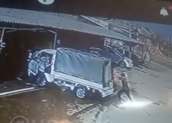 Өзбекстанда артка жылып бара жаткан унааны токтотууга аракет кылган кароолчу интернетти «жарды»