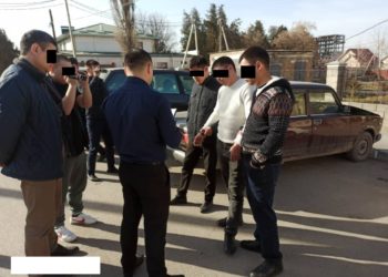 Өзүн Аламүдүн сотунун кызматкери катары көрсөткөн жактоочунун жардамчысы кармалды