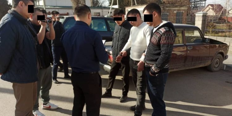 Өзүн Аламүдүн сотунун кызматкери катары көрсөткөн жактоочунун жардамчысы кармалды