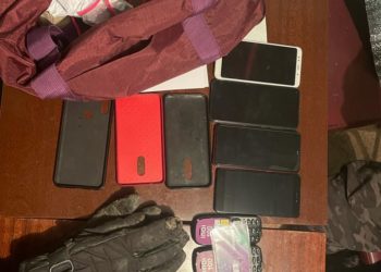 Чүйдөгү аялдардын абагына 8 телефон ыргытууга шектүү кармалды