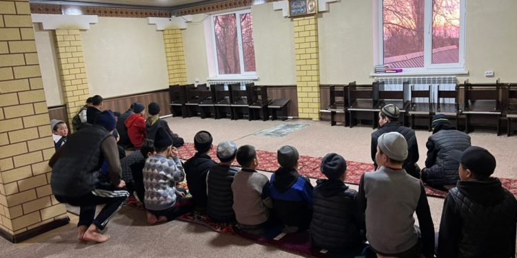 Баткенде 40тай баланы мыйзамсыз окутуп жаткан медресе аныкталды