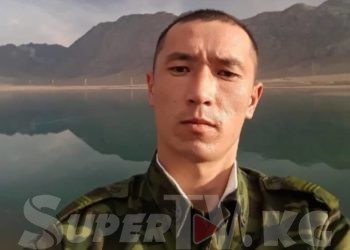 «3 кичинекей баласы бар». Тажикстандын кол салуусунан каза болгон прапорщиктин жакындары үй берилбей жатканын айтышты