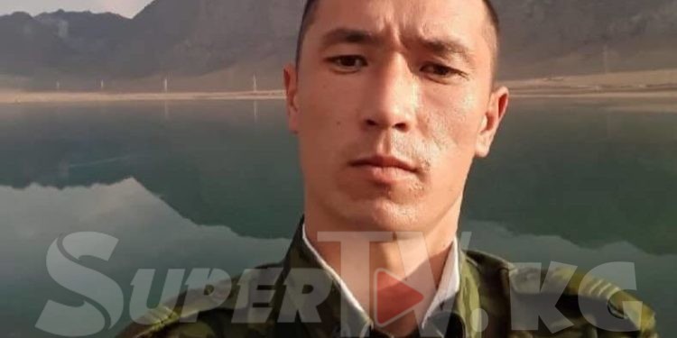 «3 кичинекей баласы бар». Тажикстандын кол салуусунан каза болгон прапорщиктин жакындары үй берилбей жатканын айтышты
