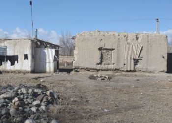 Президентке үйүн тааныштырган 5 жаштагы кыздын эжеси: «Үйүбүз качан урап калат деп коркобуз»