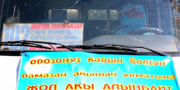 Жалал-Абадда Орозо айына карата бир нече кичи автобус жүргүнчүлөрдү акысыз тейлейт