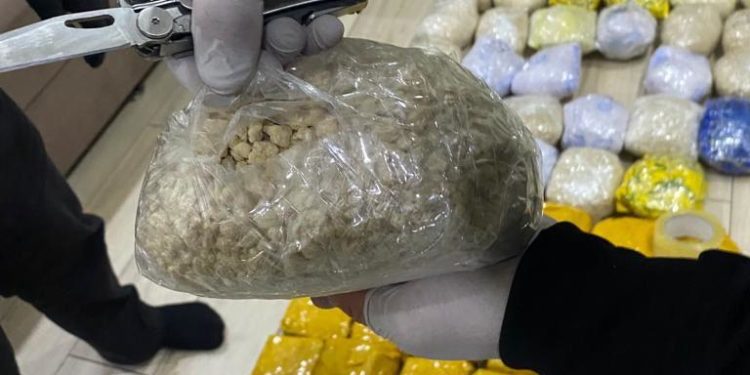 Кыргызстан аркылуу баңгизат ташып жүргөн тажикстандык кармалды. Андан 100 килограммдан ашык героин табылган