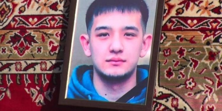 Орусияда бычакталып өлтүрүлгөн 17 жаштагы жигит. «Кыздарды коргойбуз деп барышкан экен» дейт жакыны