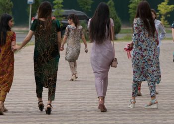 Өзбекстанда кыздарга көчөдө ыдык көрсөткөндөр 15 суткага камакка алынышы мүмкүн