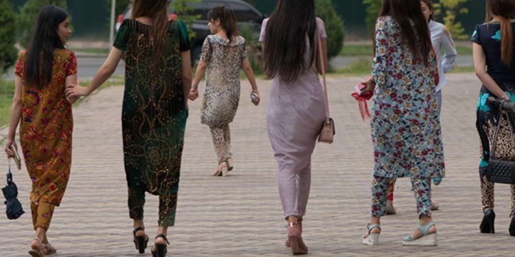 Өзбекстанда кыздарга көчөдө ыдык көрсөткөндөр 15 суткага камакка алынышы мүмкүн