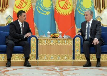 Казак президенти Садыр Жапаровдун кыргыз-казак достугу тууралуу жазган посту тууралуу үн катты (видео)