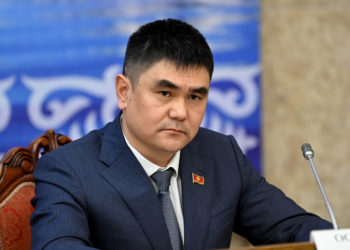 «Садыр аwа». Депутат Айбек Осмонов кыргыз алфавитин W тамгасы менен толуктоону сунуштады