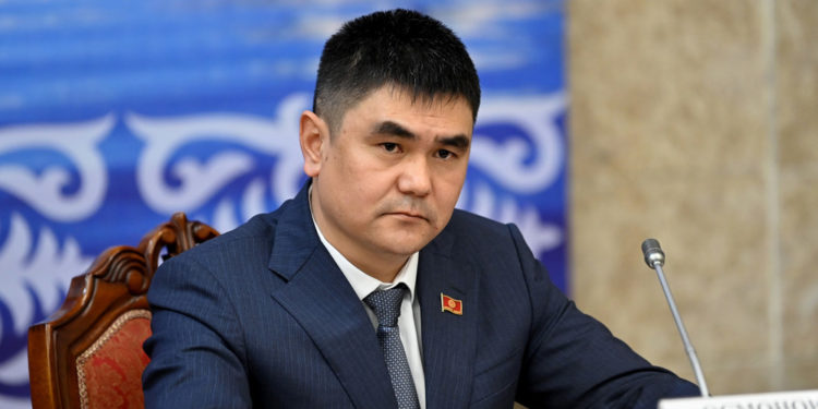 «Садыр аwа». Депутат Айбек Осмонов кыргыз алфавитин W тамгасы менен толуктоону сунуштады