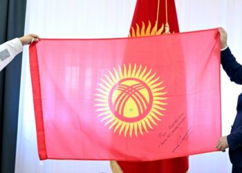 Космонавт Сергей Корсаков космоско эмне үчүн Кыргызстандын желегин ала барганын айтты