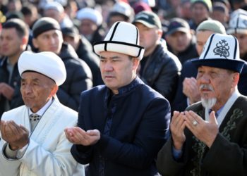 Садыр Жапаров Бишкектеги майрамдык Айт намазга катышты