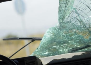 «Айгай көтөрүлүп, шаар курчоого алынып». Кызыл-Кыяда түндө топтошкон балдар унаалардын айнегин чагып жүрүшкөн