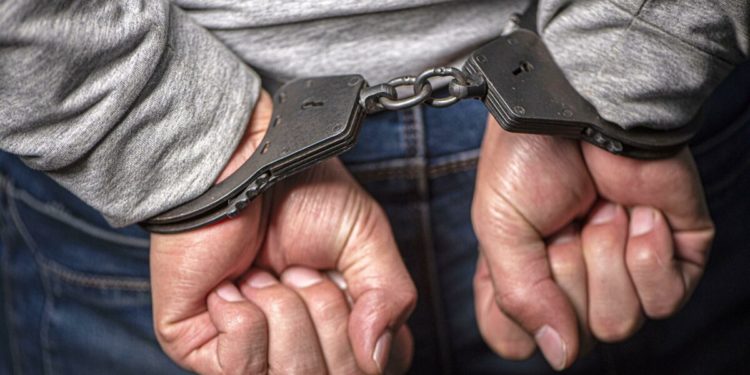 Ошто атасын өлтүрүүгө шектелген 26 жаштагы уулу камакта калтырылды