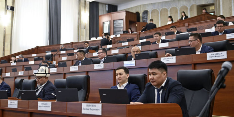 Депутаттар Социалдык фонддун пенсиялык реформасын четке кагышты