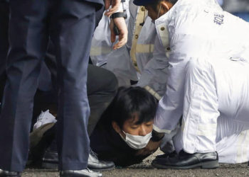 Японияда өкмөт башчы сүйлөйүн деп жатканда жардыруунун үнү угулду (видео)