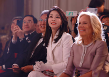 Түштүк Кореянын 50 жаштагы «куурчактай» болгон биринчи айымы АКШда көпчүлүктү таң калтырды