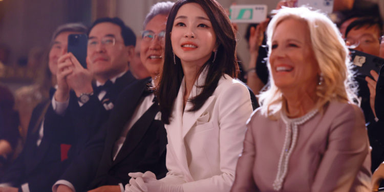 Түштүк Кореянын 50 жаштагы «куурчактай» болгон биринчи айымы АКШда көпчүлүктү таң калтырды