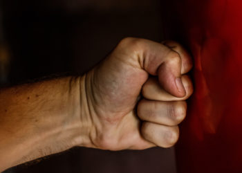 Жалал-Абадда 39 жаштагы жаранды үчөөлөп сабап кетишкен. Шектүүлөр кармалды