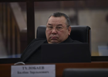 Депутат Түлөбаев: «Туристтик сезон башталайын дегенде эл жолду жабабыз деп жатат»