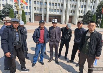 Баткенди калыбына келтирүү. Айлык ала албай жатканын айткан куруучулар президент менен жолугууга Бишкекке келишти