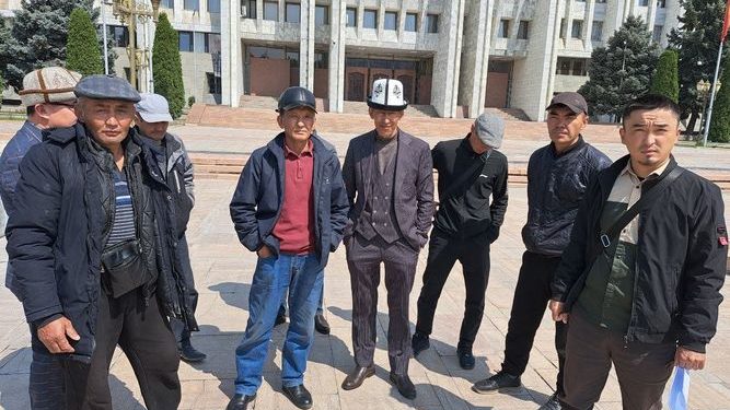 Баткенди калыбына келтирүү. Айлык ала албай жатканын айткан куруучулар президент менен жолугууга Бишкекке келишти