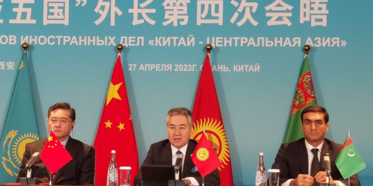 Жээнбек Кулубаев Кытайда тышкы иштер министрлеринин жолугушуусуна катышты. Эмнелер талкууланды?