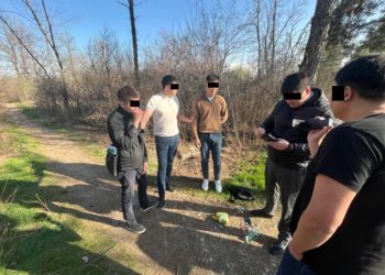 Бишкекте алдыңкы мектептин окуучулары баңгизат менен кармалды