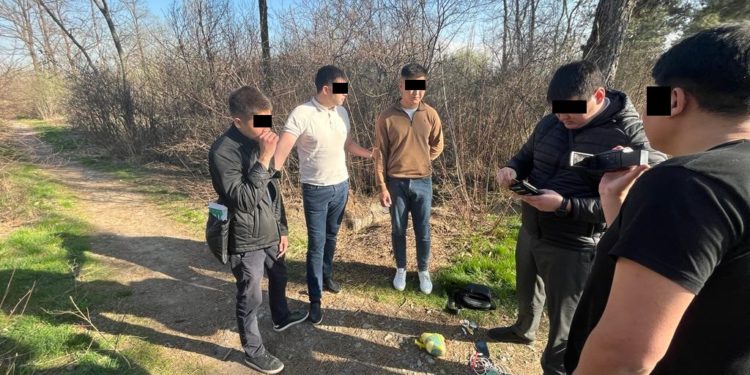 Бишкекте алдыңкы мектептин окуучулары баңгизат менен кармалды