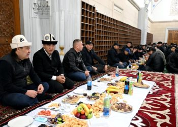 Садыр Жапаров Бишкек шаарындагы республикалык борбордук мечитинде ооз ачар өткөрдү