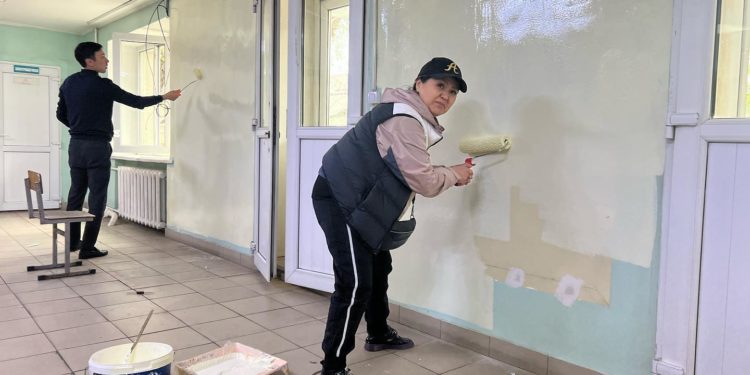 Асел Турдалиева өзү боёп… Искусство университетинде ишембилик өттү