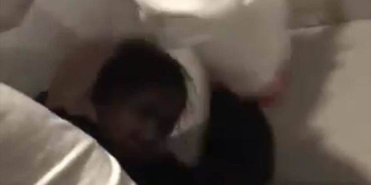 «Окуучу кыз классташын мыкаачылык менен уруп жатат» деген видео Казакстанда тартылган