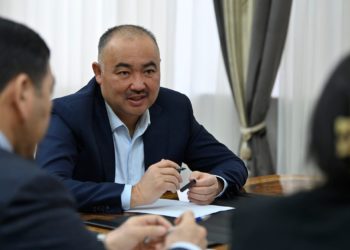 Төрага Нурланбек Шакиев тармактык комитеттердин башчылары менен жыйын өткөрдү