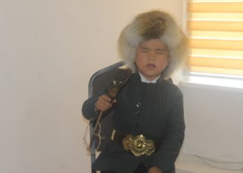 11 жаштагы Касымбек Бердикулов 3 ай Кыргызстанды кыдырып Манас айтты