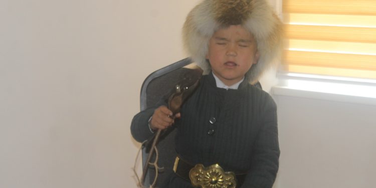 11 жаштагы Касымбек Бердикулов 3 ай Кыргызстанды кыдырып Манас айтты