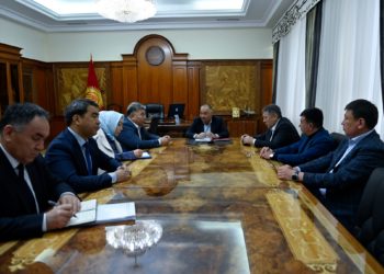 Төрага Нурланбек Шакиев фракциялардын жана депутаттык топтордун лидерлери менен жыйын өткөрдү