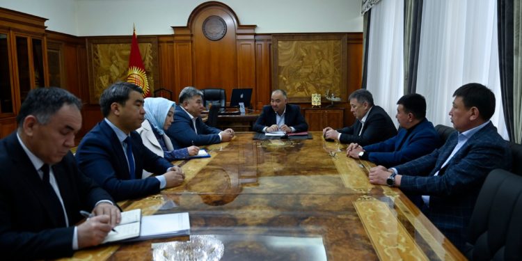 Төрага Нурланбек Шакиев фракциялардын жана депутаттык топтордун лидерлери менен жыйын өткөрдү