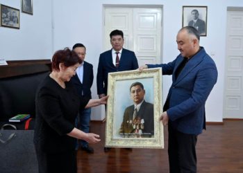 Төрага Нурланбек Шакиев мамлекеттик ишмер Исхак Раззаковдун үй-музейине барды