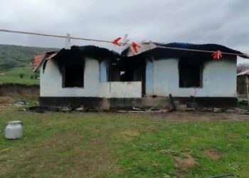 «Терезеден чыгышкан». Жалал-Абадда чагылган түшүп, күйүп кеткен үйдө эгиз балдар болгон