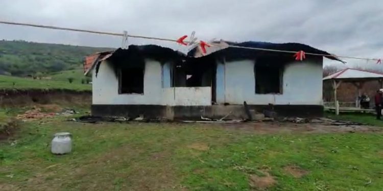 «Терезеден чыгышкан». Жалал-Абадда чагылган түшүп, күйүп кеткен үйдө эгиз балдар болгон